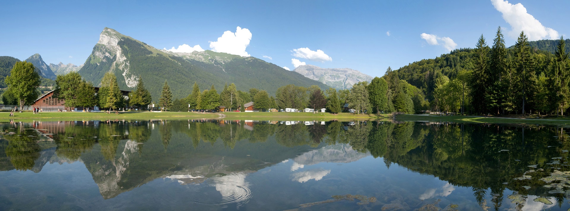 Lac aux dames Samoëns, station de ski et village authentique en Haute