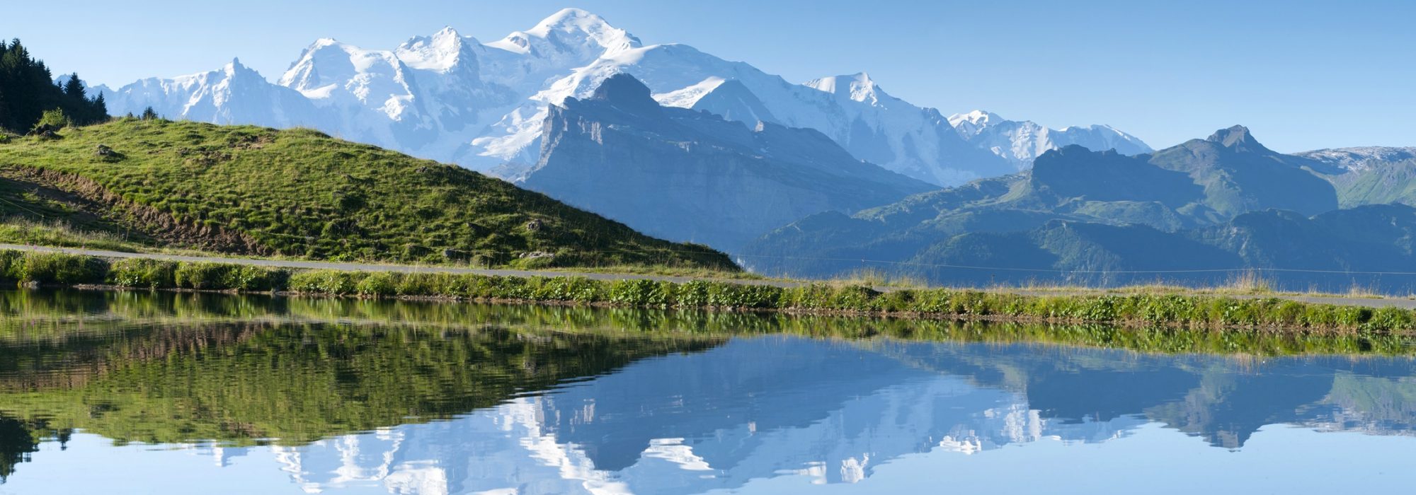 Point de vue panoramique sur le massif du Mont-Blanc depuis le lac de joux Plane.