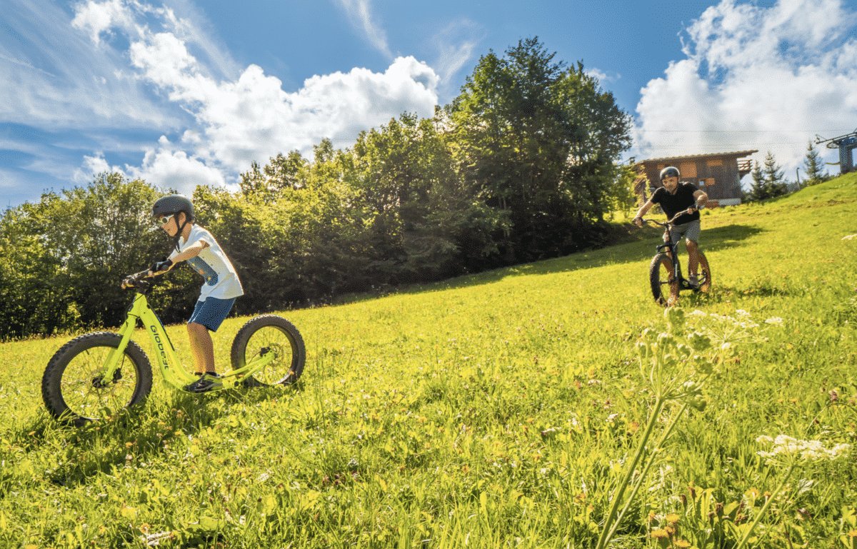 Trotinette électrique en été à Samoëns