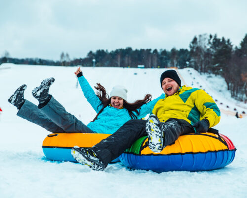 couple - sport - hiver - bouée - luge