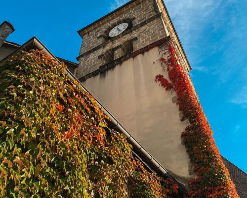 Eglise avec feuilles